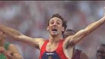 <B>MOMENTO HISTÓRICO.</B> Fermín Cacho cruza la meta en primera posición en los 1.500 metros de Barcelona'92.