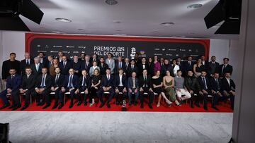 Los premiados en la 18ª edición de su gala anual, con los directivos de PRISA, el director de AS, Vicente Jiménez, y representantes de las instituciones.