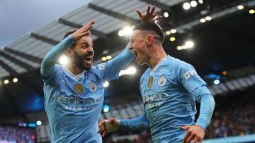 Manchester (United Kingdom), 03/03/2024.- Phil Foden (R) of Manchester City celebrates with teammate Bernado Silva (L) after scoring his team's second goal during the English Premier League match between Manchester City and Manchester United, at the Etihad Stadium in Manchester, Britain, 03 March 2024. (Reino Unido) EFE/EPA/ASH ALLEN EDITORIAL USE ONLY. No use with unauthorized audio, video, data, fixture lists, club/league logos, 'live' services or NFTs. Online in-match use limited to 120 images, no video emulation. No use in betting, games or single club/league/player publications.
