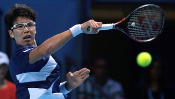 Hyeon Chung devuelve una bola ante Andrey Rublev durante su partido en las Next Gen ATP Finals de Mil&aacute;n.