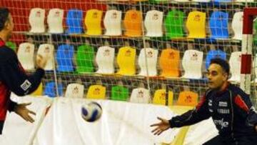 <b>DISTENDIDO. </b>Juan Carlos Pastor, ex portero, ante Buligan.