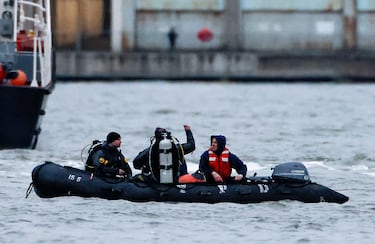 Un buzo del personal de emergencias se prepara para sumergirse en el río Hudson para encontrar a las víctimas del accidente aéreo.