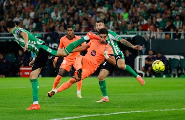 El jugador del Barcelona, Ferran Torres, marca el 1-2 al Betis. 