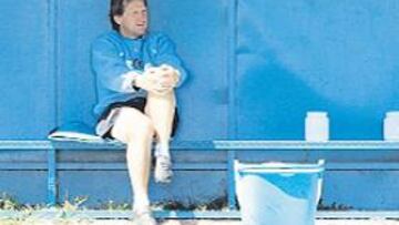 <b>LA SOLEDAD DEL BANQUILLO. </b>Schuster medita alinear a Craioveanu para que pueda despedirse de la afición.