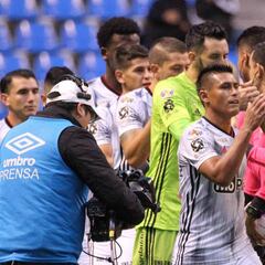 Jugadores de Puebla y Atlas posan juntos en apoyo a Veracruz