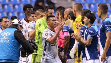 En un gesto de unión, presumiblemente, en solidaridad por sus colegas que militan en los Tiburones Rojos, los futbolistas de 'Camoteros' y 'Zorros' rompieron el protocolo.
