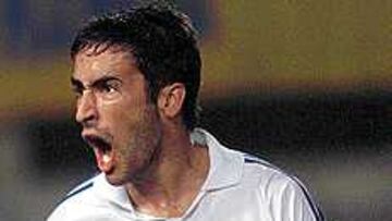 <b>Pasó una mala noche pero no se lo perderá</b> El delantero madridista está pletórico ante el derby, aunque ayer no se entrenara tras pasar una mala noche por problemas estomacales. "Tendría que estar muy mal y no poder levantarme de la cama para perderme este partido". Raúl jugará hoy y será una amenaza para Bonano.