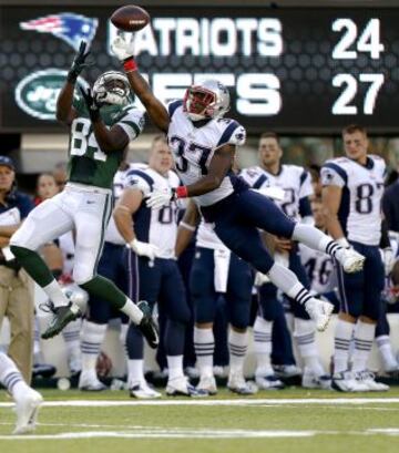 Alfonzo Dennard de los New England Patriots corta el pase para Stephen Hill de los New York Jets.