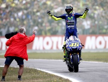 Valentino celebra su victoria en Assen.