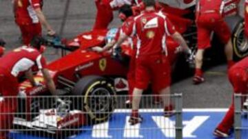 <b>CONTRASTES. </b>Mientras que Alonso, a la izquierda, logró el tercer mejor tiempo en la calificación, su compañero en Ferrari, Massa, sólo pudo firmar el 17º.