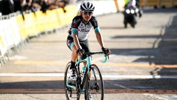 Esteban Chaves llega a la meta de Vallter 2000 durante la tercera etapa de la Volta a Catalunya 2021.