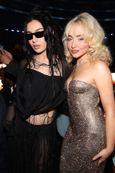 Charli XCX y Sabrina Carpenter durante la gala de los Premios Grammys 2025 celebrados en Los Ángeles.