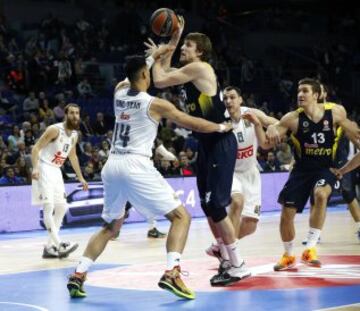 Gustavo Ayón y Jan Vesely.