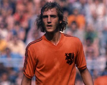 Neeskens fue el compañero de Johan Cryuff en la 'Naranja Mecánica'. El holandés participo en los mundiales de Alemania 74 y Argentina 78, en el primero, anotó en cinco oportunidades. 