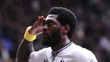 El delantero del Tottenham Hotspur, Emmanuel Adebayor, celebra la clasificaci&oacute;n a Europa League.