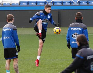  El Pajarito está sufriendo el mal año del Deportivo y una lesión de rodilla le ha alejado del plan de Seedorf y de Uruguay. Con sólo 19 años, tiene cartel y el Depor pretende comprarlo, pero el Madrid prefiere que siga en Primera.