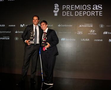 Rafael Nadal posa en el 'photocall' de ala de los Premios AS 2025 junto a Martín de la Puente, Premio Paralímpico AS del Deporte.