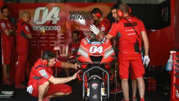 Mechanics inspect the bike of Ducati&#039;s Italian rider Andrea Dovizioso during the first day of the pre-season MotoGP winter test at the Sepang International Circuit in Sepang on February 7, 2020. (Photo by Mohd RASFAN / AFP)