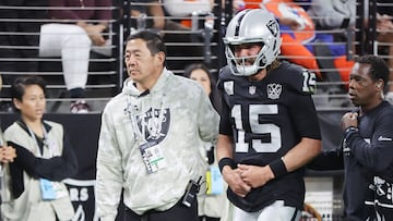 LAS VEGAS, NEVADA - NOVEMBER 24: Michael Miao leads Gardner Minshew #15 of the Las Vegas Raiders off the field after being injured during the fourth quarter of a game against the Denver Broncos at Allegiant Stadium on November 24, 2024 in Las Vegas, Nevada. Ethan Miller/Getty Images/AFP (Photo by Ethan Miller / GETTY IMAGES NORTH AMERICA / Getty Images via AFP)