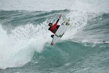 El Mundial de Surf Maui and Sons Arica Pro Tour 2015 , organizado por la Federación internacional de Surf, reune a 60 de los mejores raiders de todo el mundo. Ellos esperan domar la peligrosa ola “El Gringo” que rompe sobre las rocas, lo que la convierte en la competencia mas peligrosa en el circuito mundial.