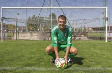 Mario Fernández posa como nuevo jugador del Osasuna.