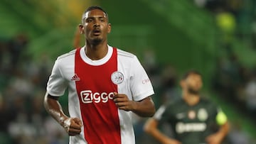 S&eacute;bastien Haller, jugador del Ajax, durante un partido de Champions League.