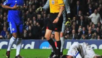 <b>SÍNTOMA DE LA IMPOTENCIA. </b>El colegiado alemán muestra la tarjeta roja a Didier Drogba por agredir al jugador del Inter de Milán Thiago Motta.