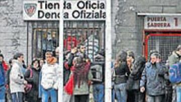 <b>DESAFIARON A LA LLUVIA. </b>Los socios y abonados del Athletic hicieron cola desde las cinco menos veinte de la mañana.