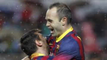Iniesta se abraza con Messi tras uno de los goles.