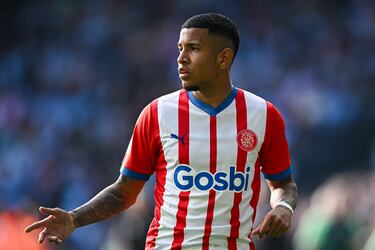 En el Girona enamoró con descaro, regates eléctricos y un juego atrevido que marcó la diferencia en LaLiga. Su cesión fue una de las grandes revelaciones del campeonato español, liderando al Girona a una histórica clasificación a la Champions League.