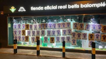 Imagen de la tienda del Betis tras el acto vandálico.