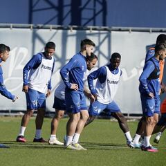 El Málaga acelera su “final de siete puntos” contra el Racing