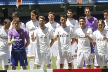 El Real Madrid C. F. y Emirates presentaron el nuevo acuerdo de patrocinio entre ambas entidades y la camiseta de la temporada 2013/14, que llevará el nombre de la compañía aérea.Al acto también acudieron los jugadores de la plantilla blanca, que posaron con las nuevas equipaciones.