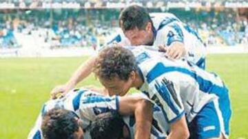 <b>UNA PIÑA. </b>Los jugadores del Deportivo celebraron por todo lo alto el gol de Barragán.