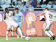 AME1004. RANCAGUA (CHILE), 07/04/2026.- Martín Sarrafiore (c) de O'Higgins disputa un balón con Sebastián del Castillo (i) de Millonarios este martes, durante un partido de la Copa Sudamericana entre O'Higgins y Millonarios en el estadio Codelco El Teniente, en Rancagua (Chile). EFE/ Osvaldo Villarroel