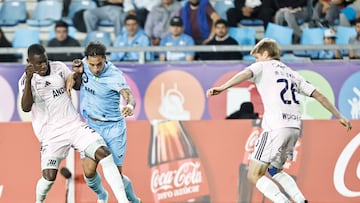 AME1004. RANCAGUA (CHILE), 07/04/2026.- Martín Sarrafiore (c) de O'Higgins disputa un balón con Sebastián del Castillo (i) de Millonarios este martes, durante un partido de la Copa Sudamericana entre O'Higgins y Millonarios en el estadio Codelco El Teniente, en Rancagua (Chile). EFE/ Osvaldo Villarroel
