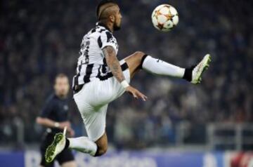 Juventus' Arturo Vidal controls the ball during the Champions League group A soccer match against Atletico Madrid's at the Juventus stadium in Turin December 9, 2014. REUTERS/Giorgio Perottino (ITALY  - Tags: SPORT SOCCER)