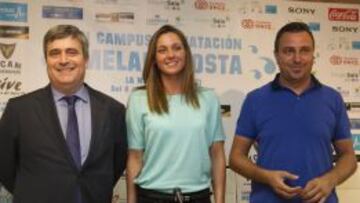 Melani Costa, Miguel Cardenal y Sergio Villalba en la presentaci&oacute;n del &quot;II Campus de Nataci&oacute;n Melani Costa&quot; en el Consejo Superior de Deportes. 