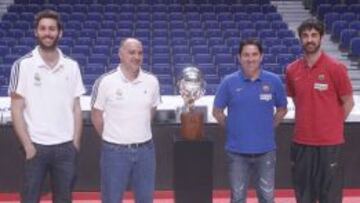 Rudy Fern&aacute;ndez y Pablo Laso, del Real Madrid, y Xavi Pascual y Juan Carlos Navarro, del Bar&ccedil;a, sonr&iacute;en junto al trofeo. Se mira, pero no se toca. De momento.