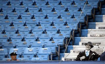 Figura de Carlos Gardel, cantante, compositor y actor de cine, en el Estadio Monumental Presidente Perón. 
