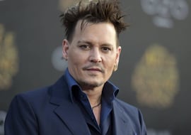 Johnny Depp está irreconocible en las primeras imágenes de la película con la que planea su regreso triunfal a Hollywood