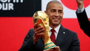 El jugador franco-argentino David Trezeguet presenta el trofeo del Mundial de F&uacute;tbol de la FIFA.