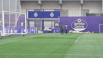 Paulo André y Pacheta conversando tras el entrenamiento del Real Valladolid hoy.