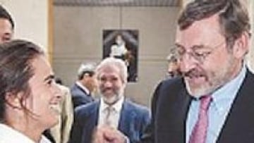 <b>CON EL JUDO</b>. Isabel Fernández entrega una placa a Lissavetzky.