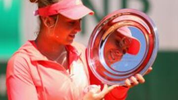 La espa&ntilde;ola Paula Badosa, con el trofeo j&uacute;nior de Roland Garros. 