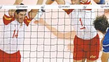 <b>PASO. </b>El opuesto Miljkovic supera el veterano bloqueo español.