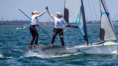 Las regatistas espa&ntilde;olas T&aacute;mara Echecoyen y Paula Barcel&oacute;, tras una regata en los Mundiales de Vela de Geelong (Australia).