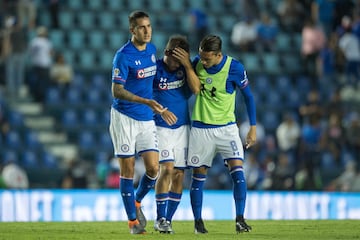 ‘La Máquina’ sigue sin ganar en casa este torneo y desgraciadamente para los aficionados celestes, este último partido de Cruz Azul representa perfectamente lo que el equipo ha sido los últimos años. Dejó pasar la oportunidad de ponerse al frente al fallar un penal, cuando jugaba mejor fue sorprendido con un contragolpe que lo puso abajo en el marcador y en los minutos finales que tuvo una oportunidad frente al arco, Adrián Aldrete mandó su cabezazo por un lado. Al equipo cementero lo que más le urge es irse ya del Estadio Azul donde ha vivido innumerables penas.