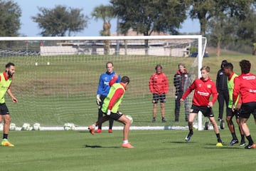 El Bayer Leverkusen entrena en el campo deportivo del Omni Resort. 