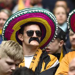 Afición de 'Wolves' demuestra su amor por Raúl Jiménez